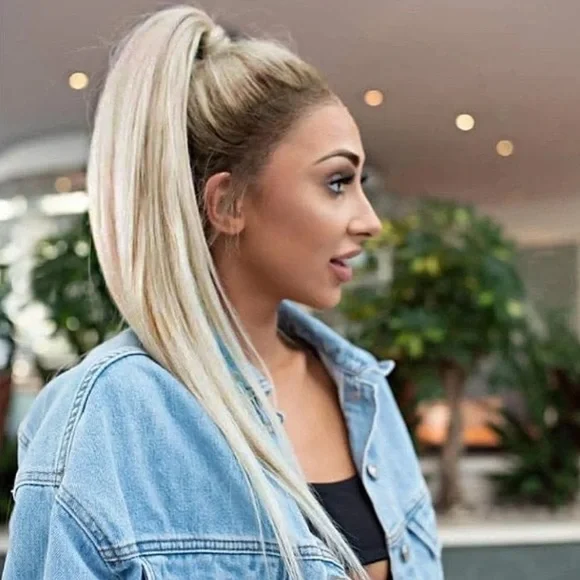 - 💫 22” OMBRE ASH BLONDE LACE FRONT WIG *NEW*